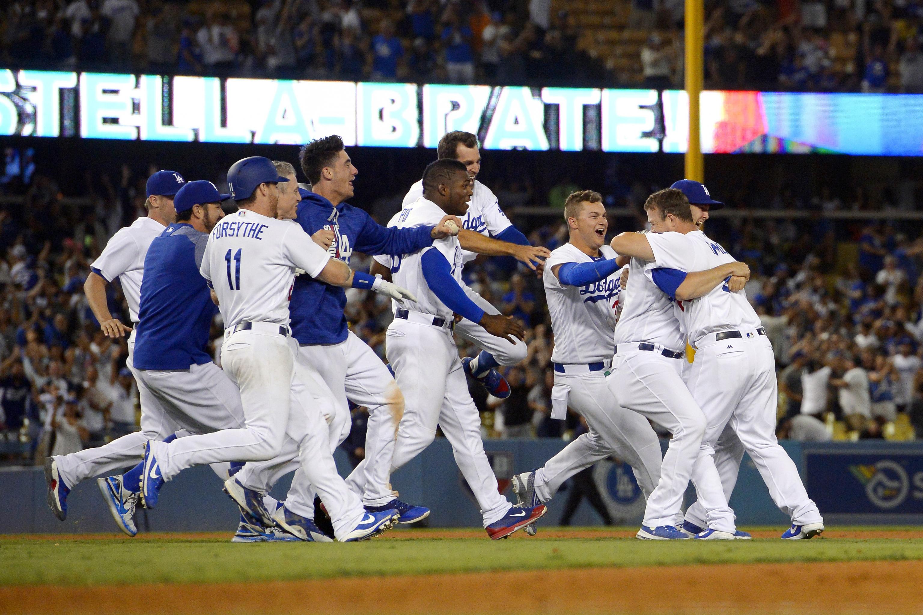 Dodgers' Kyle Farmer Hits Walk-Off Double to Beat Giants in 1st