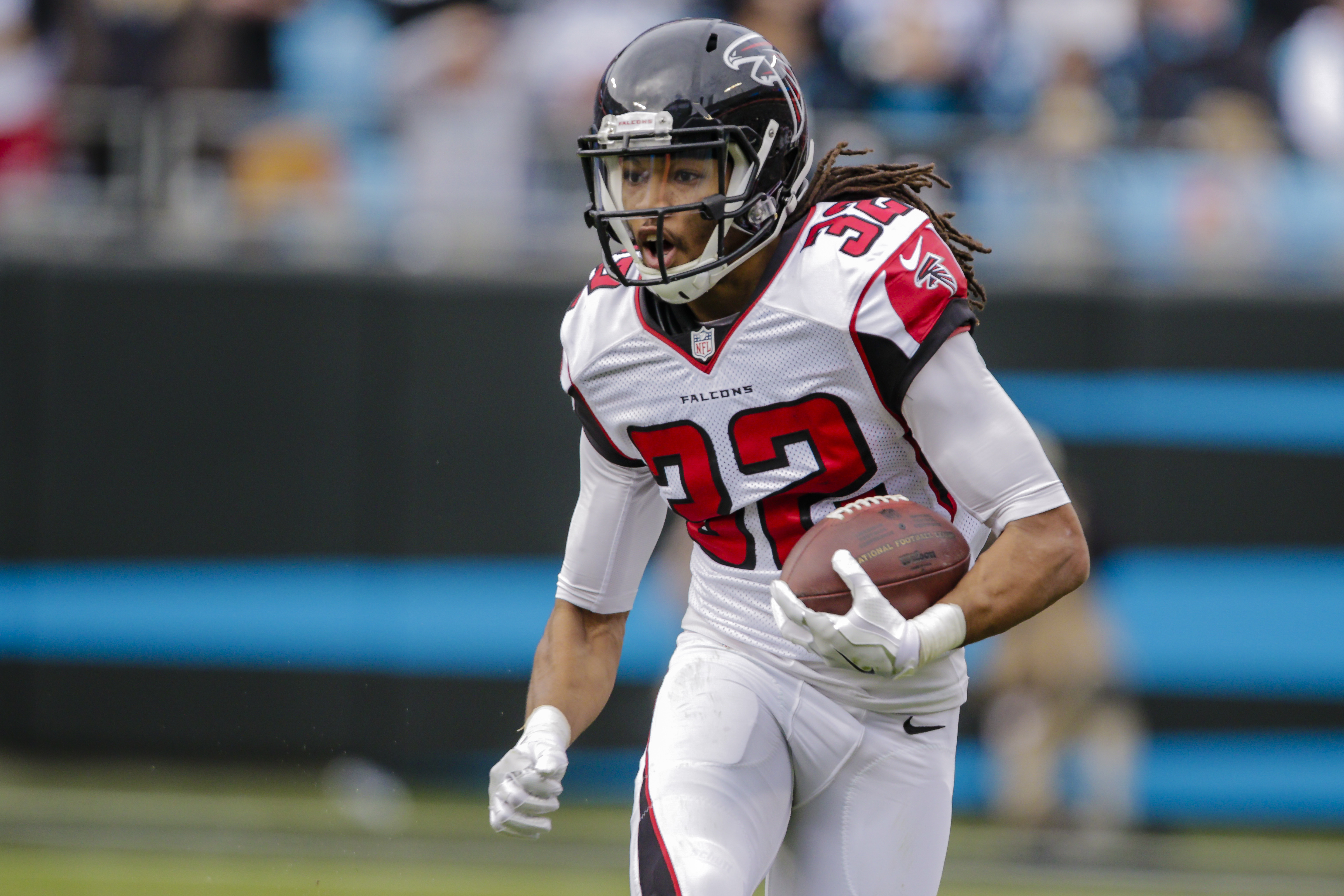 Atlanta Falcons' Jalen Collins (32) runs back an interception against the Carolina Panthers in the first half of an NFL football game in Charlotte, N.C., Saturday, Dec. 24, 2016. The Falcons won 33-16. (AP photo/Bob Leverone)