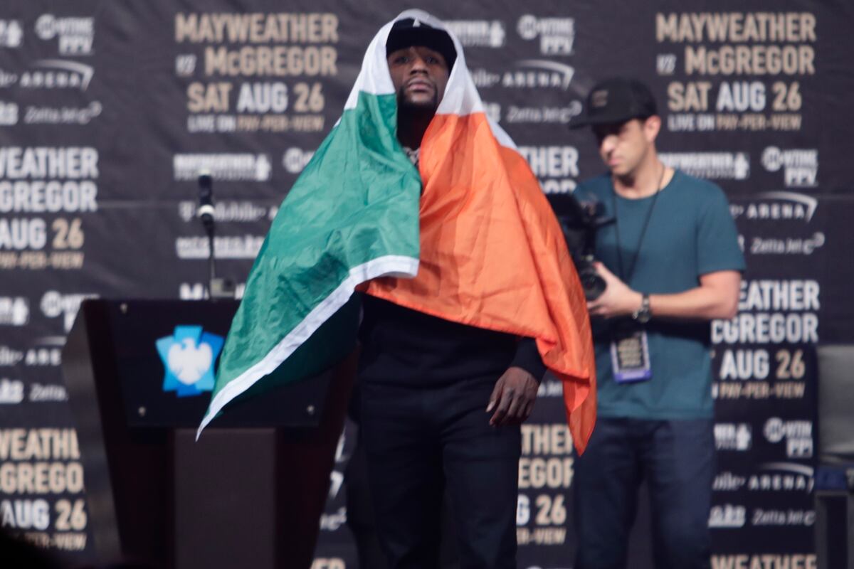 Floyd Mayweather, Leonard Ellerbe Discuss Tickets, Oscar De La Hoya at