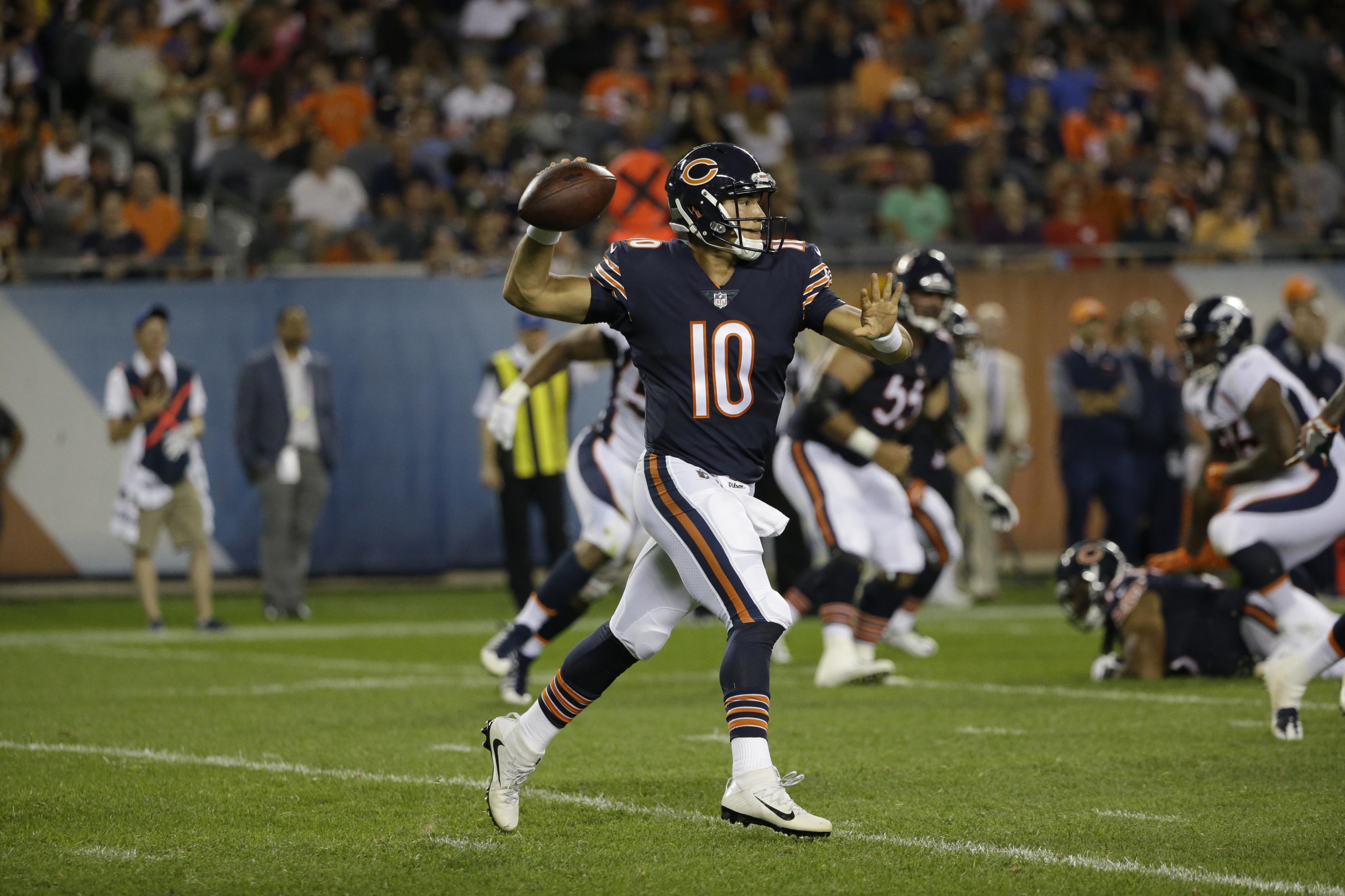 East Rutherford, New Jersey, USA. 16th Aug, 2019. August 16, 2019, Chicago  Bears quarterback Mitchell Trubisky (10) throws the ball prior to the NFL  preseason game between the Chicago Bears and the