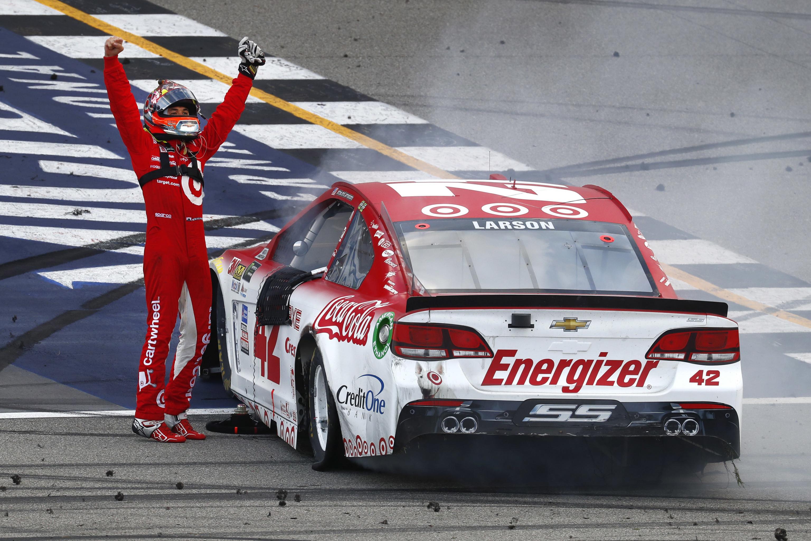 Nascar At Michigan 2017 Results Kyle Larson Wins In Ot After Late Restart Bleacher Report Latest News Videos And Highlights