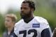ARCHIVO - En esta foto del 13 de junio del 2017, el end defensivo de los Seahawks de Seattle Michael Bennet sale del terreno tras una práctica de la NFL en Renton, Washington. Benntt dice que se va a sentar durante el himno nacional estadounidense esta temporada en protesta contra la injusticia social y la segregación. (AP Foto/Ted S. Warren)