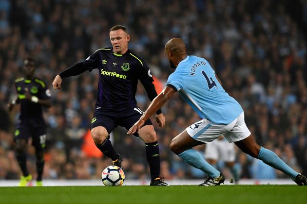 MANCHESTER, ENGLAND - AUGUST 21: Wayne Rooney of Everton and Vincent Kompany of Manchester City in action  during the Premier League match between Manchester City and Everton at Etihad Stadium on August 21, 2017 in Manchester, England.  (Photo by Stu Forster/Getty Images)