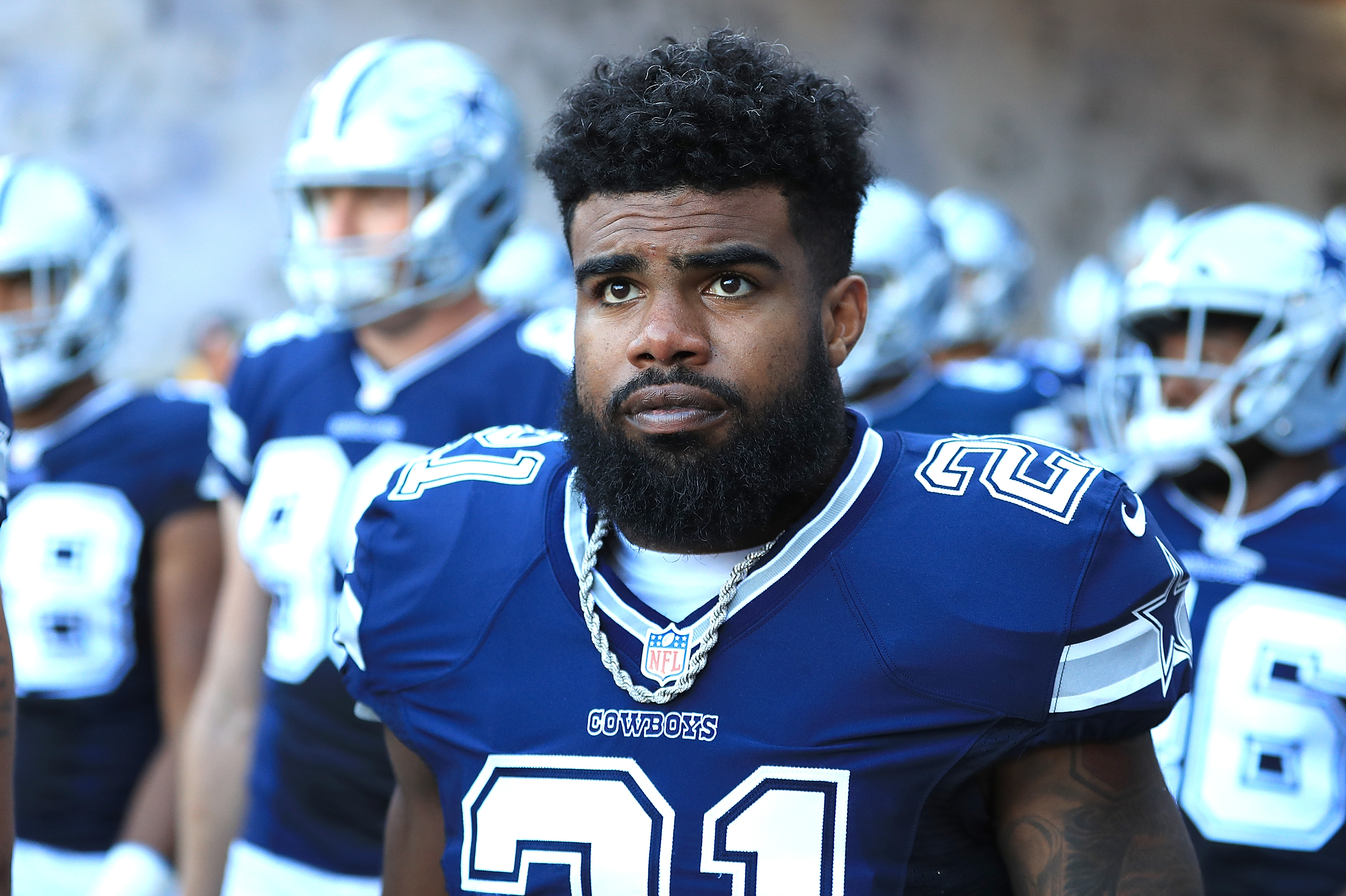 Cowboys OL mocks Ezekiel Elliott in crop-top jersey