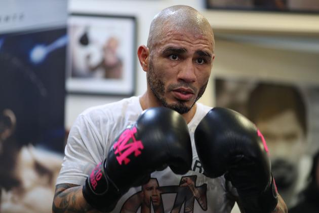 LOS ANGELES, CA - AUGUST 16:  Miguel Cotto trains during a media workout on August 16, 2017 in Los Angeles, California.  (Photo by Joe Scarnici/Getty Images)