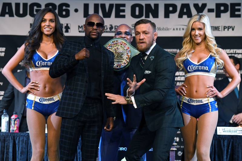 LAS VEGAS, NV - AUGUST 23: Boxer Floyd Mayweather Jr. (2nd L) and UFC lightweight champion Conor McGregor (2nd R) pose as CEO of Mayweather Promotions Leonard Ellerbe (C) looks on during a news conference at the KA Theatre at MGM Grand Hotel & Casino on August 23, 2017 in Las Vegas, Nevada. Mayweather and McGregor will meet in a super welterweight boxing match at T-Mobile Arena on August 26 in Las Vegas. (Photo by Ethan Miller/Getty Images)