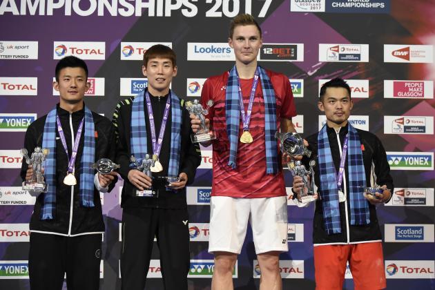 Bronze medalists, China's Chen Long (L) and South Korea's Son Wan Ho (2nd L), gold medalist Denmark's Viktor Axelsen, silver China's Lin Dan (R) celebrate on the podium after the men's singles during the 2017 BWF World Championships of badminton at Emirates Arena in Glasgow on August 27, 2017. / AFP PHOTO / ANDY BUCHANAN        (Photo credit should read ANDY BUCHANAN/AFP/Getty Images)