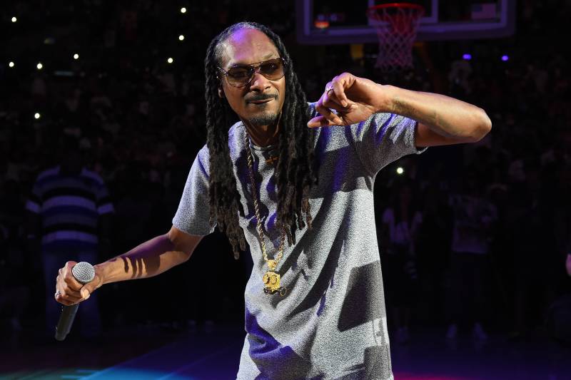 LOS ANGELES, CA - AUGUST 13: Recording Artist Snoop Dogg performs during week eight of the BIG3 three on three basketball league at Staples Center on August 13, 2017 in Los Angeles, California. (Photo by Jayne Kamin-Oncea/BIG3/Getty Images)