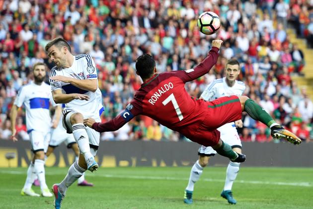 Portugal's forward Cristiano Ronaldo (C) kicks the ball to score the opening goal during the WC2018 qualifying football match Portugal vs Faroe Islands at the Bessa stadium in Porto on August 31, 2017. / AFP PHOTO / FRANCISCO LEONG        (Photo credit should read FRANCISCO LEONG/AFP/Getty Images)