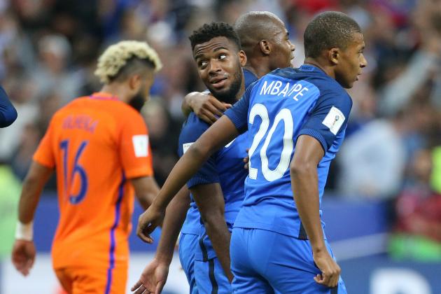 PARIS, FRANCE - AUGUST 31: Thomas Lemar of France celebrates his second goal with Kylian Mbappe during the FIFA 2018 World Cup Qualifier between France and the Netherlands at Stade de France on August 31, 2017 in Saint-Denis near Paris, France. (Photo by Jean Catuffe/Getty Images)