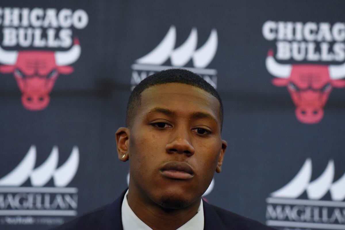 Kris Dunn Leaves Preseason Game vs. Bucks with Finger ...
