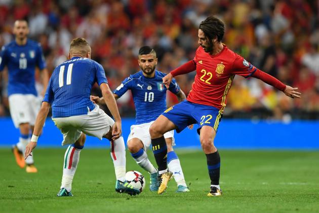 Italy's forward Lorenzo Insigne (C) vies with Spain's midfielder Isco (R) during the World Cup 2018 qualifier football match Spain vs Italy at the Santiago Bernabeu stadium in Madrid on September 2, 2017. / AFP PHOTO / GABRIEL BOUYS        (Photo credit should read GABRIEL BOUYS/AFP/Getty Images)