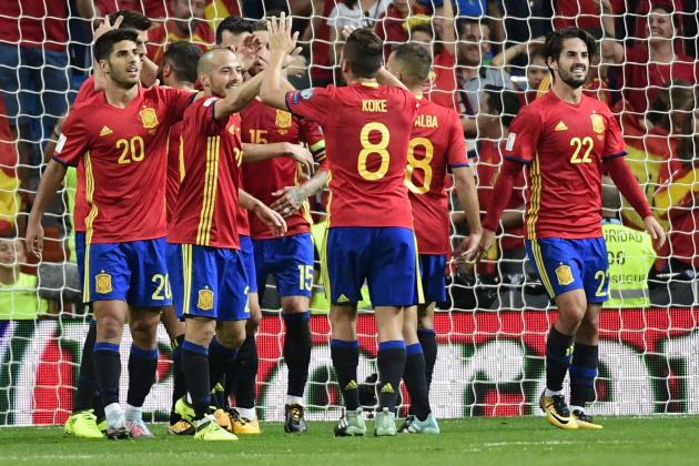Spain's players celebrate their third goal during the World Cup 2018 qualifier football match between Spain and Italy at the Santiago Bernabeu stadium in Madrid on September 2, 2017. / AFP PHOTO / PIERRE-PHILIPPE MARCOU (Photo credit should read PIERRE-PHILIPPE MARCOU/AFP/Getty Images)