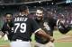 Nicky Delmonico (30) es felicitado por el cubano José Abreu, su compañero en los Medias Blancas de Chicago, luego de conectar un jonrón dentro del parque ante los Rangers de Texas, el viernes 18 de agosto de 2017 (AP Foto/Mike Stone)