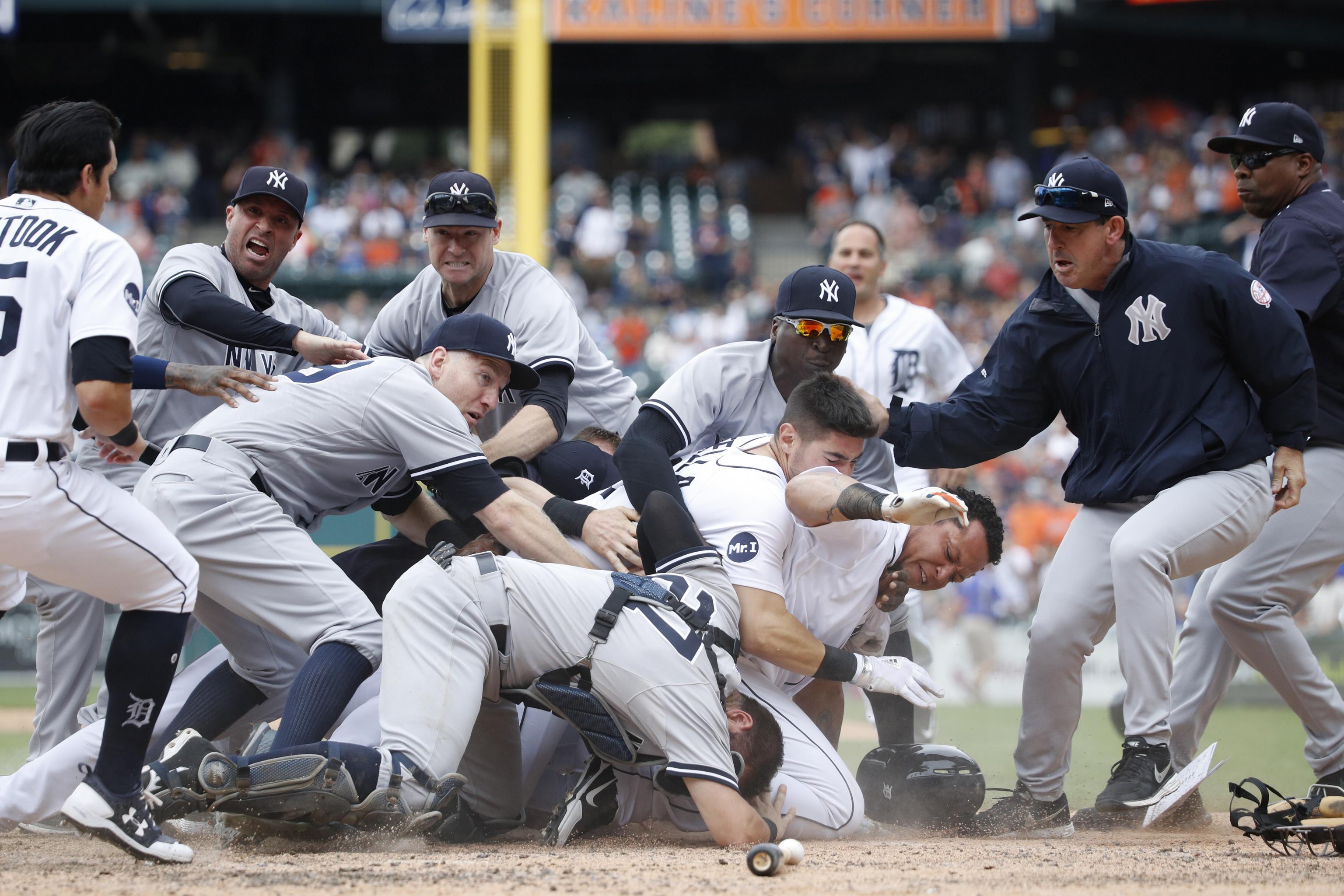 Tigers to sign Yankees catcher Austin Romine 