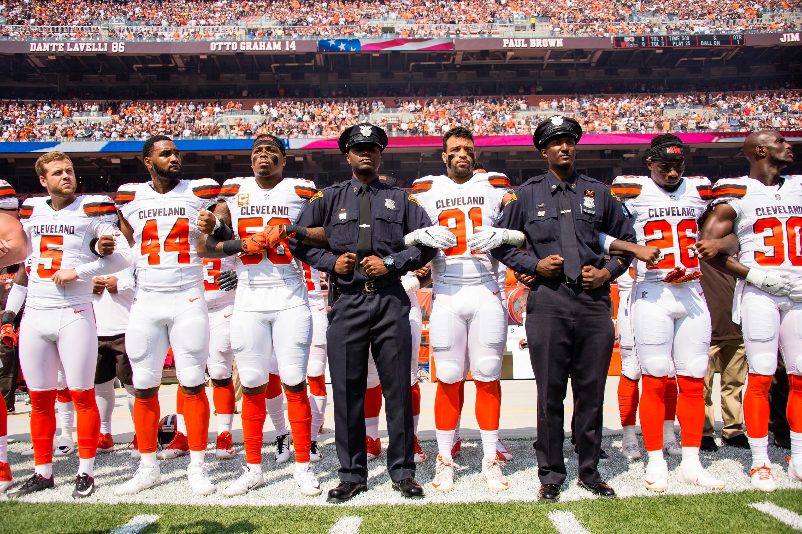 Browns, Bengals stand united during pre-game anthem