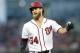Bryce Harper, de los Nacionales de Washington, se lamenta después de batear un elevado en la cuarta entrada del juego ante los Cerveceros de Milwaukee l miércoles 26 de julio de 2017 en Washington. (AP Foto/Nick Wass)