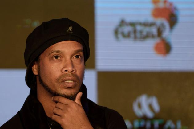 Former Brazilian professional footballer Ronaldinho gestures during a news conference to announce the second season of the Premier Futsal Football League 2017 in the Indian city of Mumbai on July 14, 2017. / AFP PHOTO / PUNIT PARANJPE (Photo credit should read PUNIT PARANJPE/AFP/Getty Images)