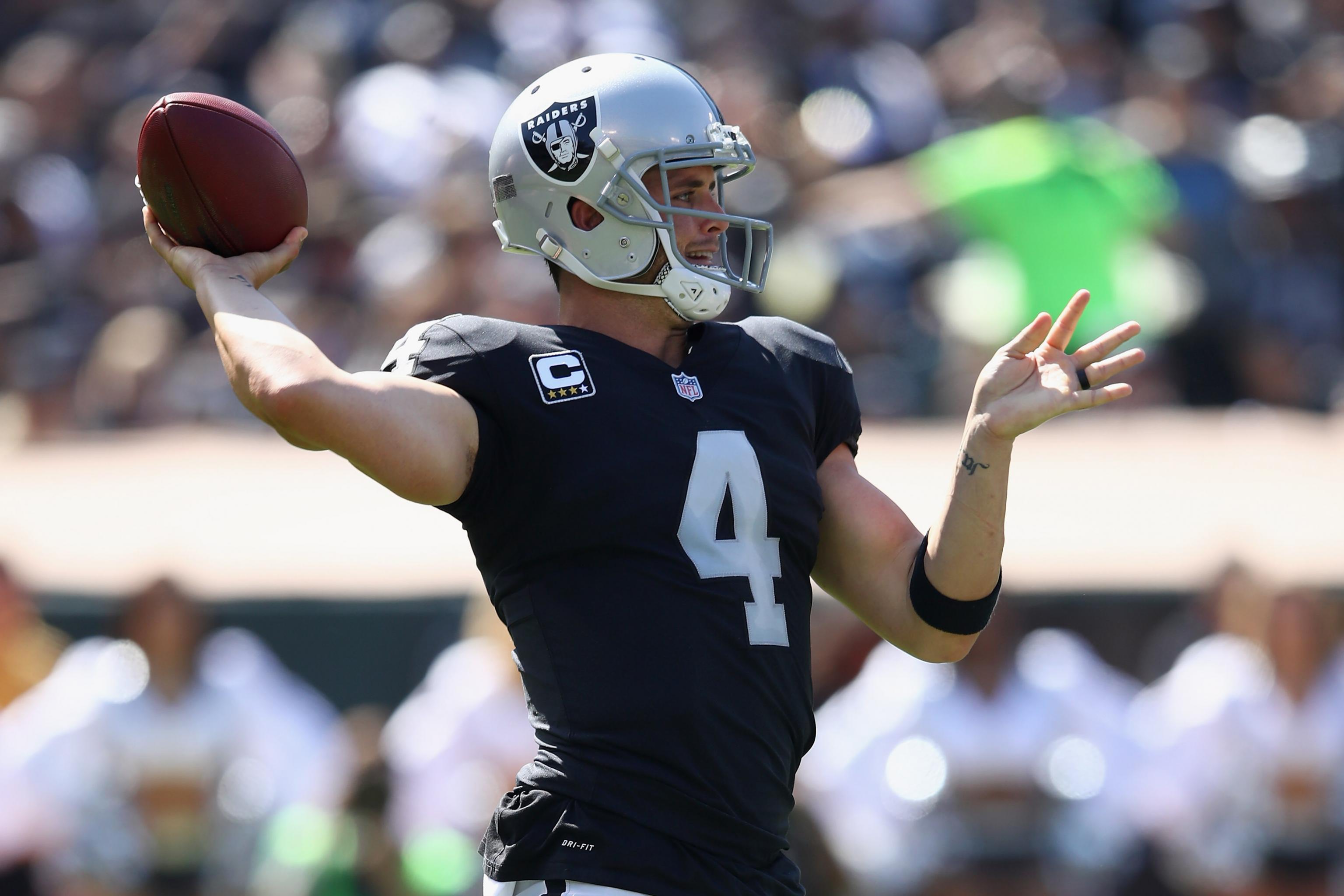 Derek Carr gives Raiders injury scare in 16-10 loss to Broncos