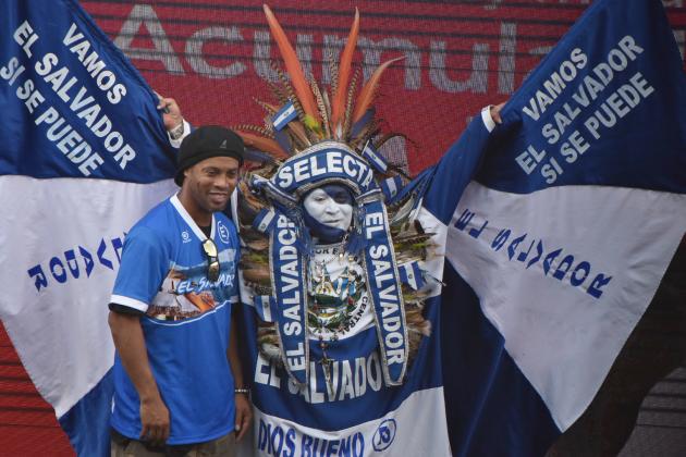 TOPSHOT - Brazilian player Ronaldinho poses with the Salvadoran character known as the Indio Cuscatleco, at the National Stadium Jorge 'Mágico' Gonzalez in San Salvador, on August 8, 2017.
Ronaldinho met with some 500 children and young people living in areas plagued by the violence affecting El Salvador and who are part of the Police Athletic League prevention program, driven by the national Civil Police. / AFP PHOTO / Marvin RECINOS (Photo credit should read MARVIN RECINOS/AFP/Getty Images)