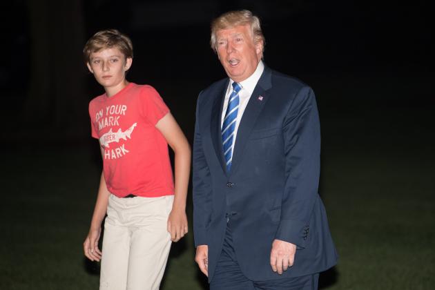 US President Donald Trump returns to the White House with his son Barron in Washington, DC, on August 20, 2017 after a 17-day 'working vacation.' / AFP PHOTO / NICHOLAS KAMM        (Photo credit should read NICHOLAS KAMM/AFP/Getty Images)