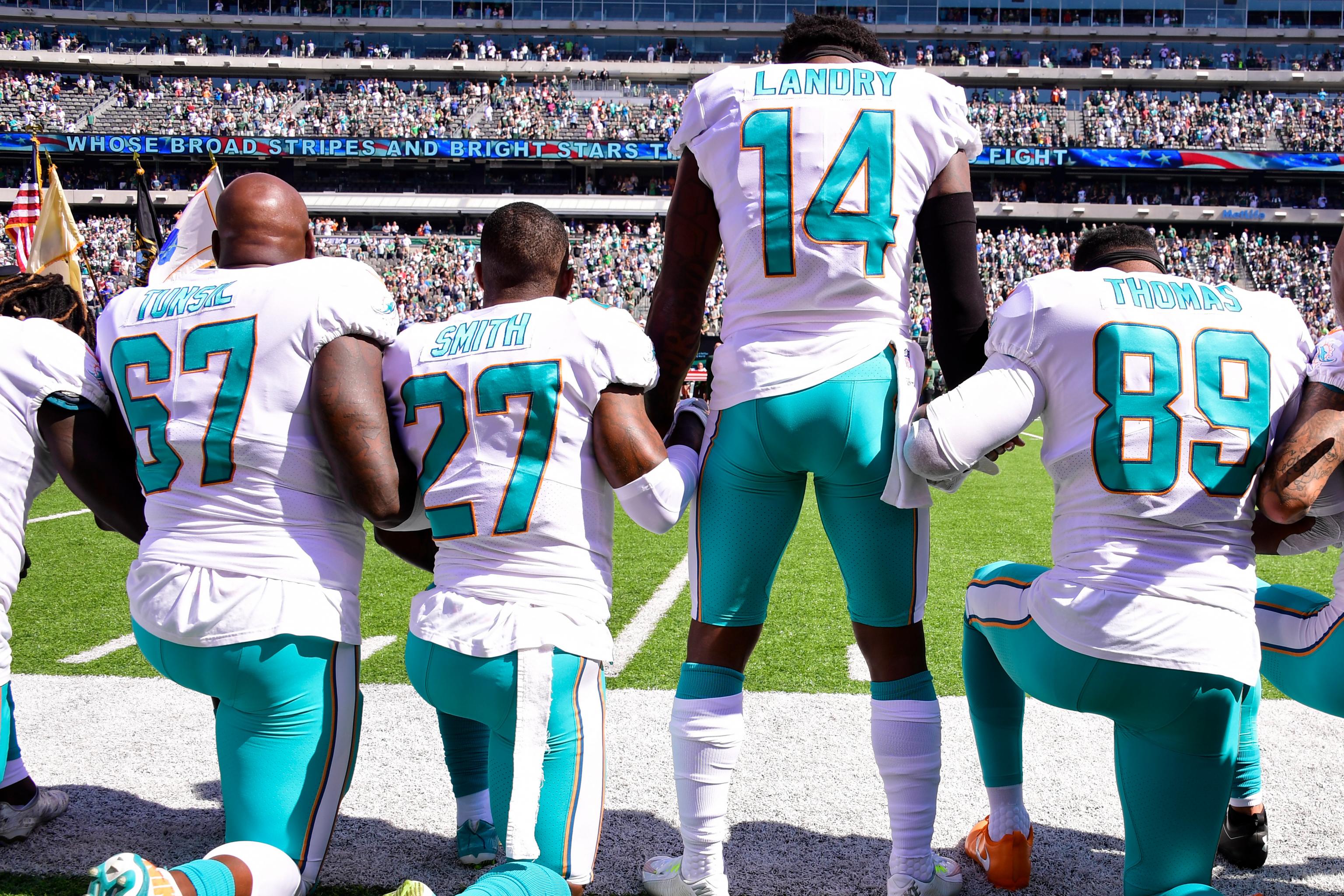 Civil rights groups protest at NFL HQ for players' right to kneel