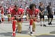 Colin Kaepernick (7) y Eric Reid, de los 49ers de San Francisco, se arrodillan durante la interpretación del himno nacional,antes de un partido de la NFL, frente a los Panthers de Carolina, el domingo 18 de septiembre de 2016 (AP Foto/Mike McCarn)