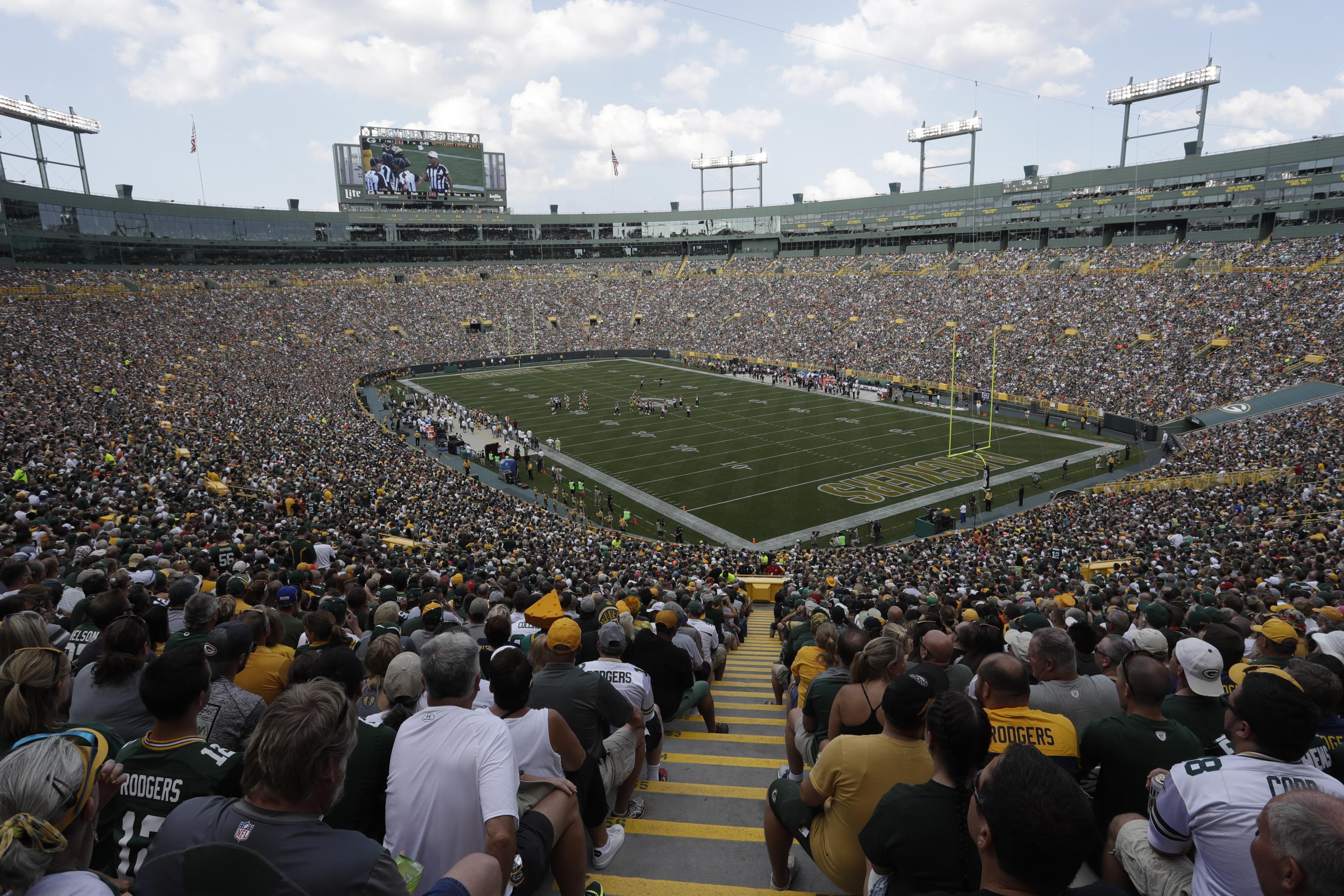 Green Bay Packers, Chicago Bears, fans lock arms during national