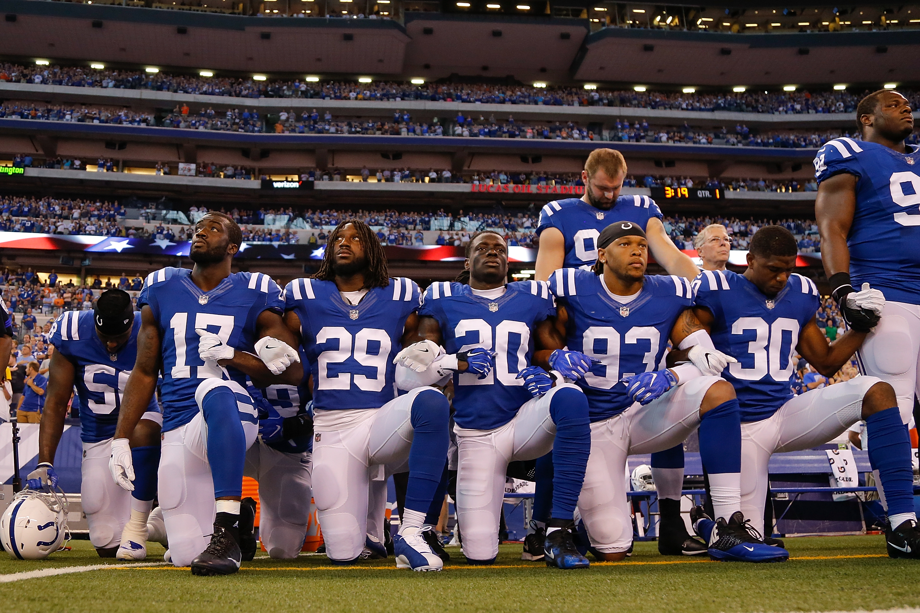 3 Seahawks players leave field during national anthem against Colts