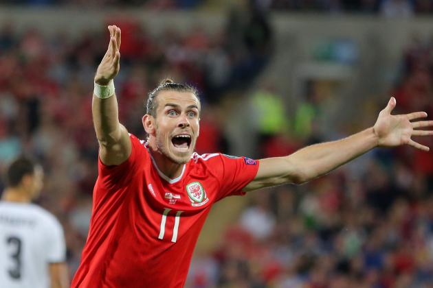 CARDIFF, WALES - SEPTEMBER 02: Gareth Bale of Wales protests to the linesman for not awarding a corner kick during the FIFA World Cup Qualifier Group D match between Wales and Austria at The Cardiff City Stadium on September 02, 2017 in Cardiff, Wales. (Photo by Athena Pictures/Getty Images)