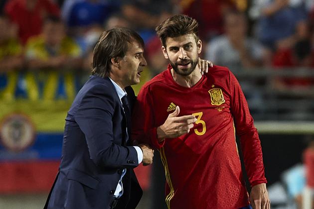 MURCIA, SPAIN - JUNE 07:  Spain manager, Julen Lopetegui gives instructions to Gerard Pique during the international friendly match between Spain and Colombia at Nueva Condomina Stadium on June 7, 2017 in Murcia, Spain.  (Photo by Manuel Queimadelos Alonso/Getty Images)
