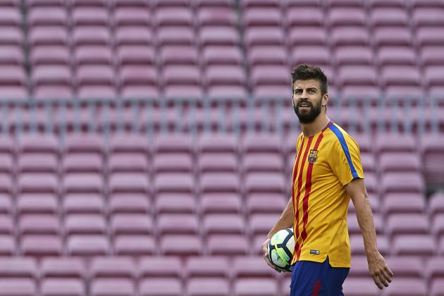 BARCELONA, SPAIN - OCTOBER 01:  Gerard Pique of Barcelona looks on prior to the La Liga match between Barcelona and Las Palmas at Camp Nou on October 1, 2017 in Barcelona, Spain.  (Photo by Manuel Queimadelos Alonso/Getty Images)