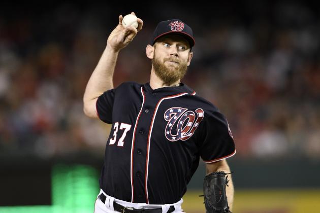 El abridor de los Nacionales de Washington, Stephen Strasburg, trabaja en la tercera entrada del juego ante los Piratas de Pittsburgh, el viernes 29 de septiembre de 2017 en Washington. (AP Foto/Nick Wass)