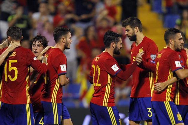 Spain's Isco, center, celebrates with teammate Pique after scoring his side's second goal during the World Cup Group G qualifying soccer match between Spain and Albania at the Rico Perez stadium in Alicante, Spain, Friday, Oct. 6, 2017. (AP Photo/Alberto Saiz)