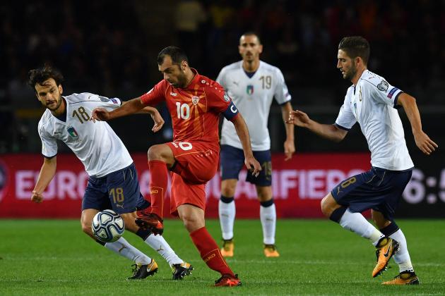 TURIN, ITALY - OCTOBER 06: Marco Parolo of Italy (L) competes for the ball with Goran Pandev of FYR Macedonia during the FIFA 2018 World Cup Qualifier between Italy and FYR Macedonia at Stadio Olimpico on October 6, 2017 in Turin, Italy . (Photo by Valerio Pennicino/Getty Images)