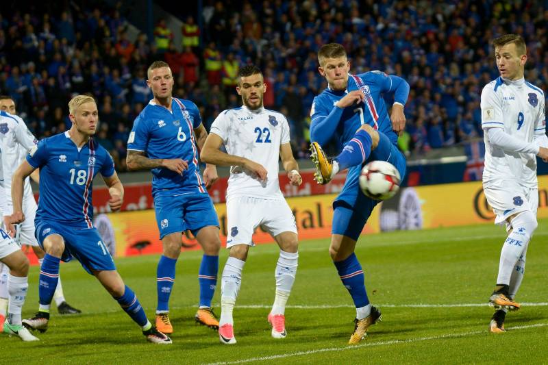 Iceland's forward Johann Berg Gudmundsson (2nd R) vies for the ball during the FIFA World Cup 2018 qualification football match between Iceland and Kosovo in Reykjavik, Iceland on October 9, 2017. / AFP PHOTO / Haraldur Gudjonsson (Photo credit should read HARALDUR GUDJONSSON/AFP/Getty Images)