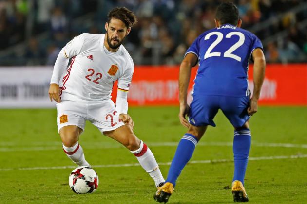 Israel's midfielder Marwan Kabha vies for the ball with Spain's midfielder Isco during the Russia 2018 FIFA World Cup European Group G qualifying football match between Israel and Spain at Teddy Stadium in Jerusalem on October 9, 2017.

Spain is already qualified for the 2018 World Cup in Russia.  / AFP PHOTO / JACK GUEZ        (Photo credit should read JACK GUEZ/AFP/Getty Images)