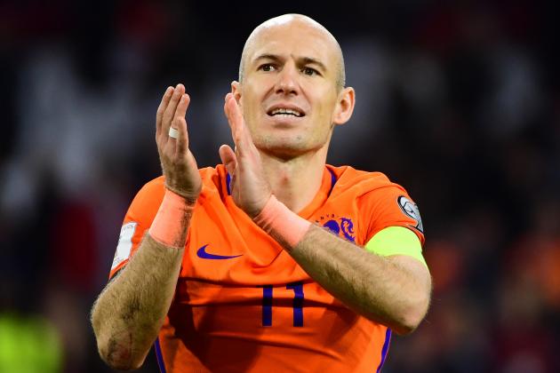 Netherlands' forward Arjen Robben acknowledges the fans following their FIFA World Cup 2018 football, Group A, qualification match between the Netherlands and Sweden at the Amsterdam Arena in Amsterdam on October 10, 2017. / AFP PHOTO / EMMANUEL DUNAND        (Photo credit should read EMMANUEL DUNAND/AFP/Getty Images)