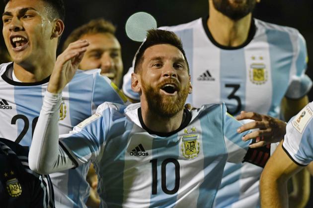 Argentina's Lionel Messi (C) celebrates after defeating Ecuador and qualifying to the 2018 World Cup football tournament, in Quito, on October 10, 2017. / AFP PHOTO / Juan Ruiz        (Photo credit should read JUAN RUIZ/AFP/Getty Images)