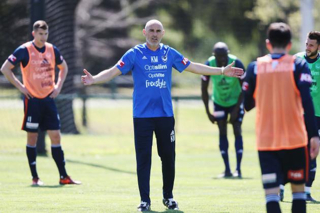 MELBOURNE, AUSTRALIA - OCTOBER 10:  Victory head coach Kevin Muscat gestures at Leigh Broxham during a Melbourne Victory A-League training session at Gosch's Paddock on October 10, 2017 in Melbourne, Australia.  (Photo by Michael Dodge/Getty Images)