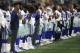 Los Cowboys de Dallas escuchan el himno nacional antes de su partido del domingo 8 de octubre de 2017, ante los Packers de Green Bay (AP Foto/Ron Jenkins)