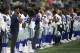 Los Cowboys de Dallas escuchan el himno nacional antes de su partido del domingo 8 de octubre de 2017, ante los Packers de Green Bay (AP Foto/Ron Jenkins)