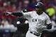 Didi Gregorius de los Yanquis de Nueva York señala hacia la cueva tras batear un jonrón de dos carreras ante los Indios de Cleveland en el tercer inning del quinto partido de la serie divisional de la Liga Americana, el miércoles 11 de octubre de 2017. (AP Foto/David Dermer)