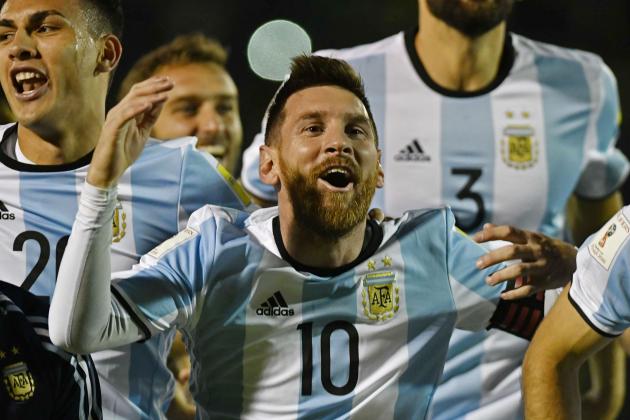 Argentina's Lionel Messi (C) celebrates after defeating Ecuador and qualifying to the 2018 World Cup football tournament, in Quito, on October 10, 2017. / AFP PHOTO / Juan Ruiz        (Photo credit should read JUAN RUIZ/AFP/Getty Images)