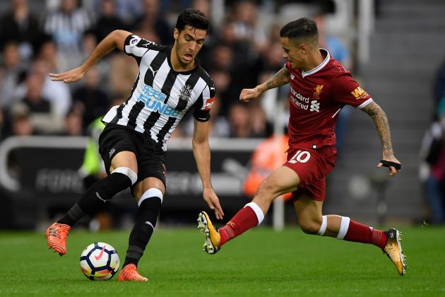 NEWCASTLE UPON TYNE, ENGLAND - OCTOBER 01:  Newcastle player Mikel Merino (l) is challenged by Phillipe Coutinho of Liverpool during the Premier League match between Newcastle United and Liverpool at St. James Park on October 1, 2017 in Newcastle upon Tyne, England.  (Photo by Stu Forster/Getty Images)