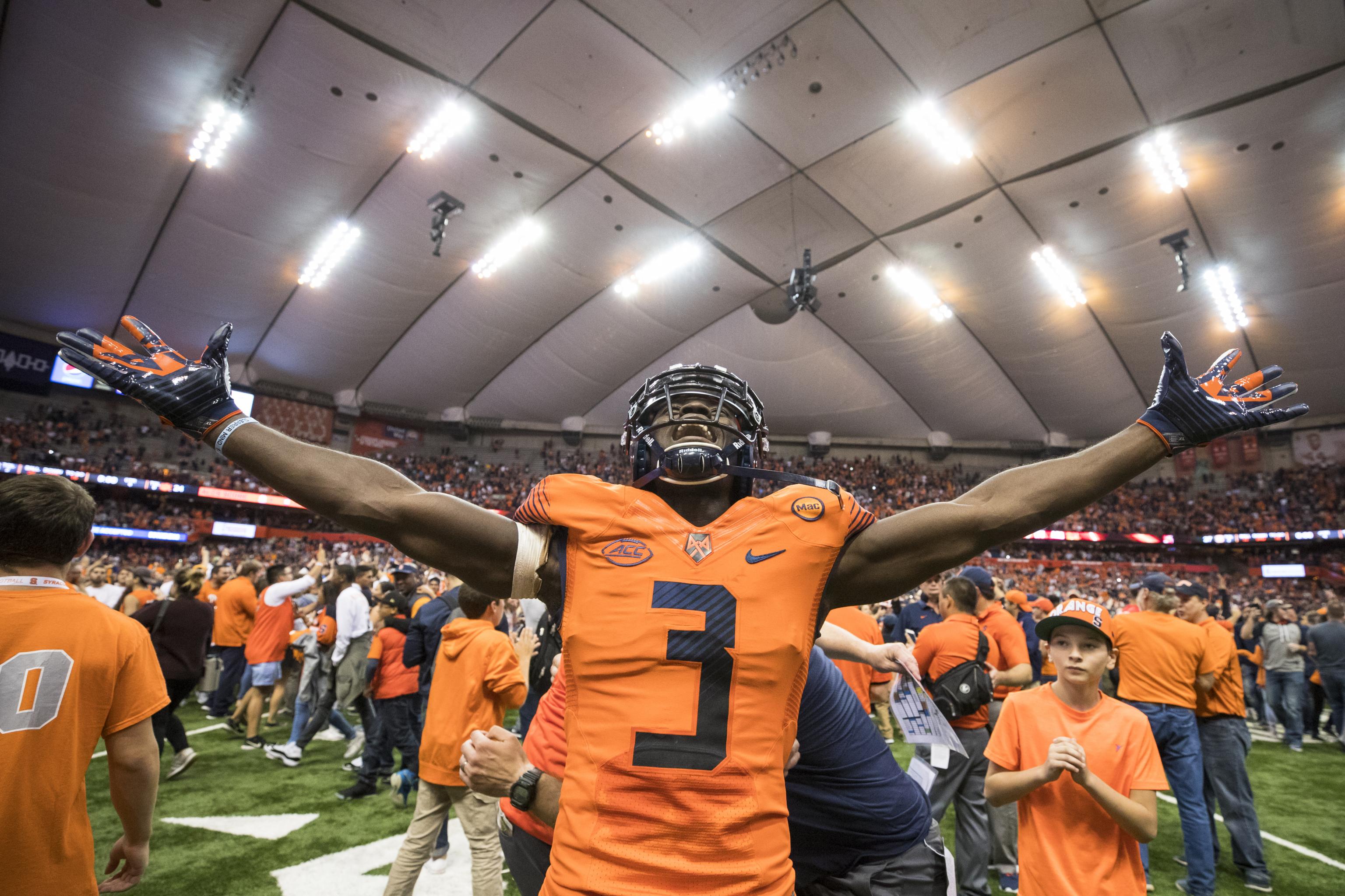 After Syracuse Loss, Zaire Franklin Wears Clemson Shirt In Colts Locker Room