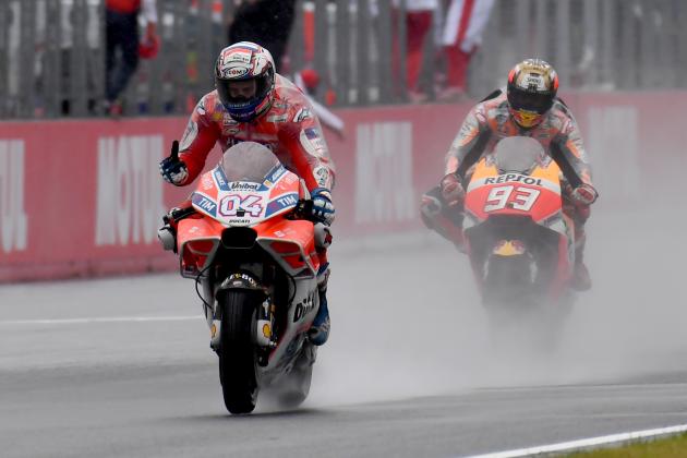 Ducati rider Andrea Dovizioso of Italy (L) flashes thumb-up while receiving a checkered flag ahead of Honda rider Marc Marquez of Spain (R) during the MotoGP Japanese Grand Prix at Twin Ring Motegi circuit in Motegi, Tochigi prefecture on October 15, 2017. / AFP PHOTO / TOSHIFUMI KITAMURA        (Photo credit should read TOSHIFUMI KITAMURA/AFP/Getty Images)