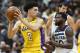 El base Lonzo Ball, izquierda, de los Lakers de Los Ángeles, enfrenta a Aaron Brooks, de los Timberwolves de Minnesota, durante un choque de pretemporada en Anaheim, California, el sábado 30 de septiembre de 2017. (AP Foto/Ringo H.W. Chiu)