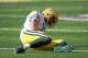ARCHIVO - En esta foto del 15 de octubre de 2017, el quarterback de los Packers, Aaron Rodgers, aparece en el suelo tras ser derribado por el jugador de los Vikings, Anthony Barr, durante un partido en Minneapolis. (AP Foto/Jeff Haynes, Archivo)