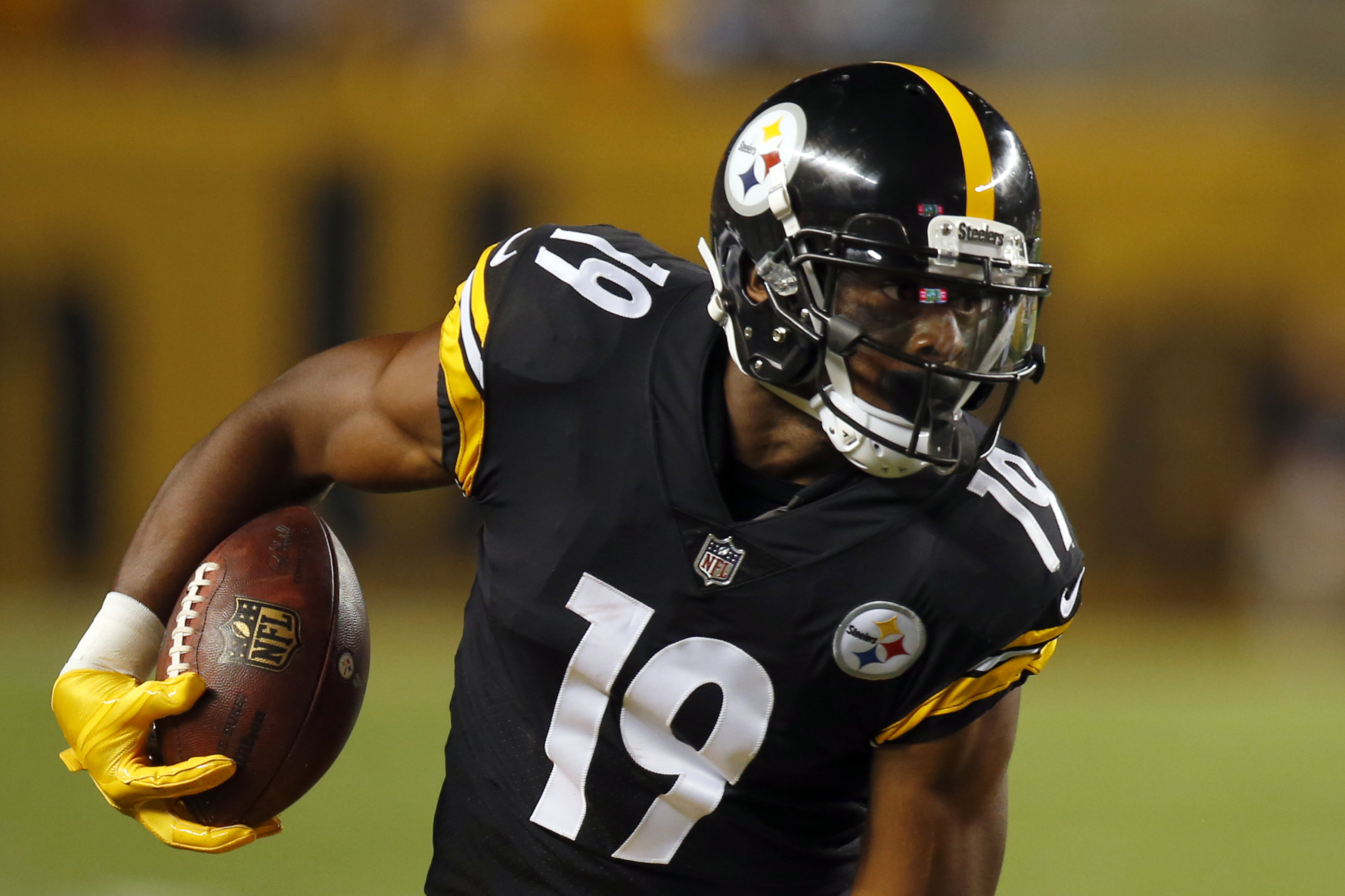 JuJu Smith-Schuster leaves Steelers-Broncos game with injury